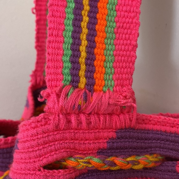 Colombian Wayuu hand woven one of a kind drawstring shoulder bag. - Picture 12 of 13